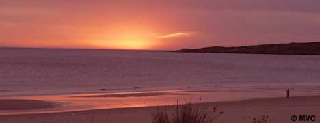 Sonnenuntergang am Bolonia-Strand nahe der römischen Stadt Baelo Claudia